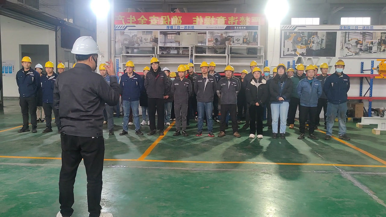 三合一送料機(jī)工廠開(kāi)工