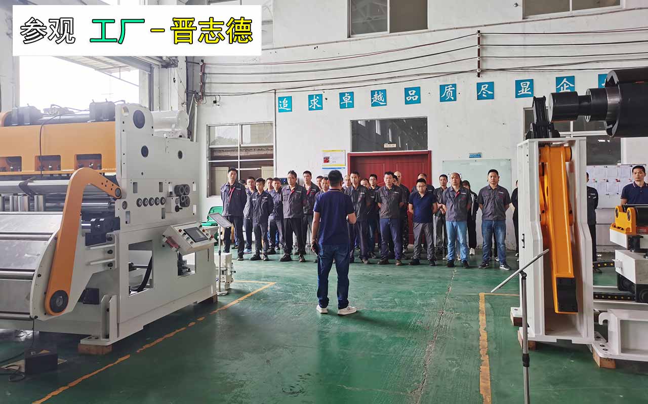 大學(xué)生參觀工廠