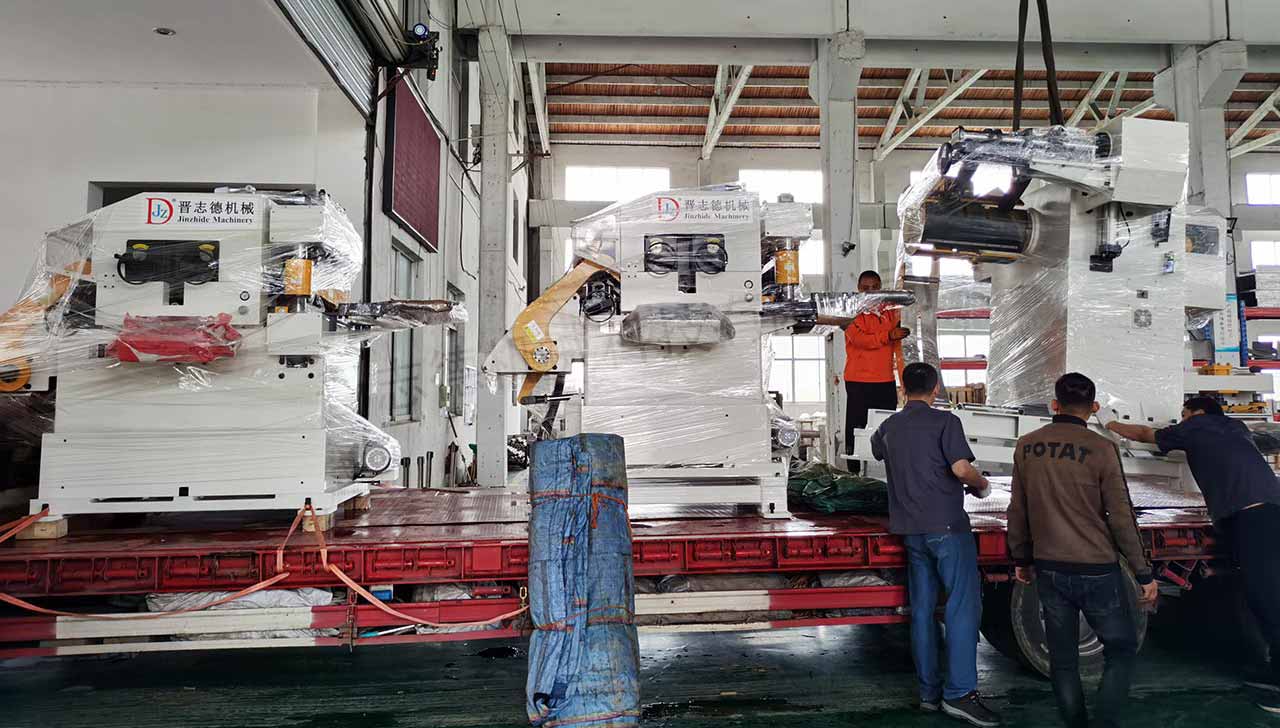 三合一送料機(jī)高溫假期間出貨 三合一送料機(jī)高溫假期間出貨