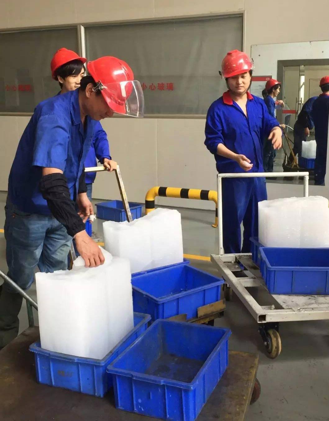 送料機(jī)車(chē)間布置冰塊 送料機(jī)車(chē)間布置冰塊