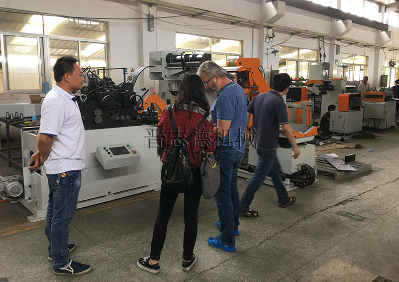 德國客戶考察三合一送料機 德國客戶考察三合一送料機