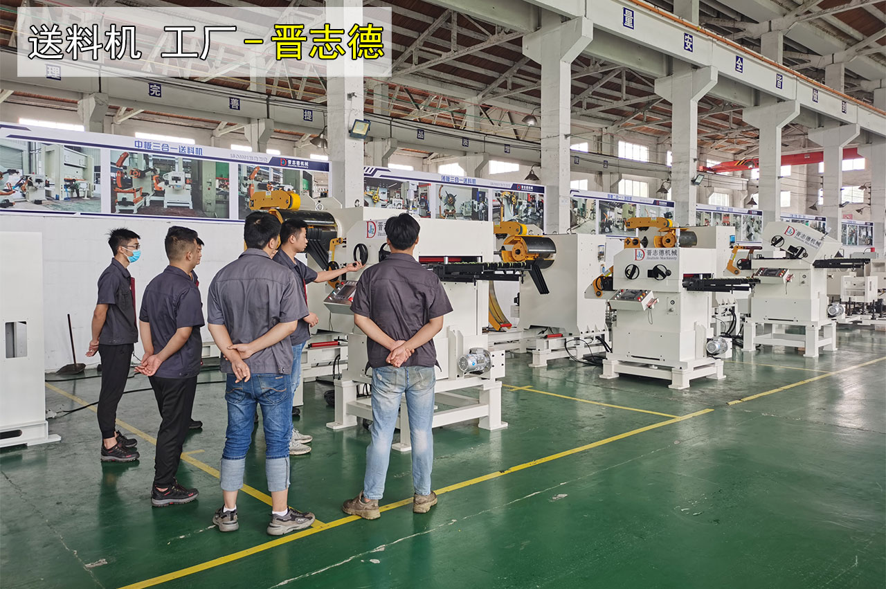 大學生考察送料機工廠