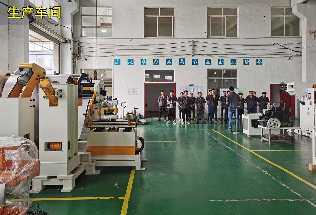 大學(xué)生來常州三合一送料機廠實習(xí) 大學(xué)生來常州三合一送料機廠實習(xí)