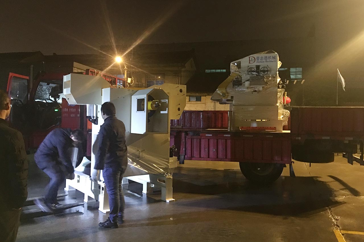 三合一送料機(jī)交付東風(fēng)汽車(chē) 三合一送料機(jī)交付東風(fēng)汽車(chē)