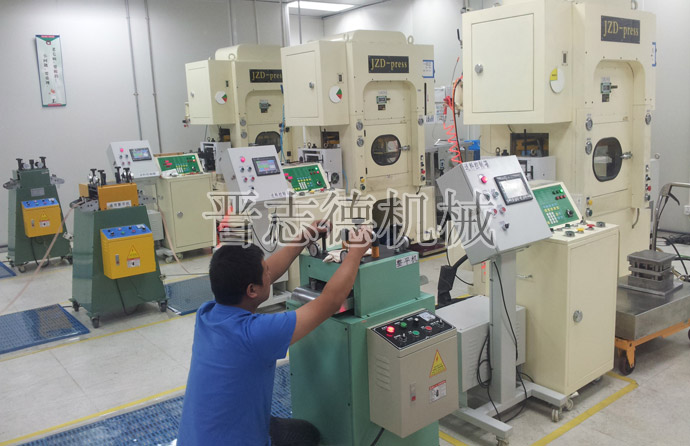 整平機、送料機檢修中