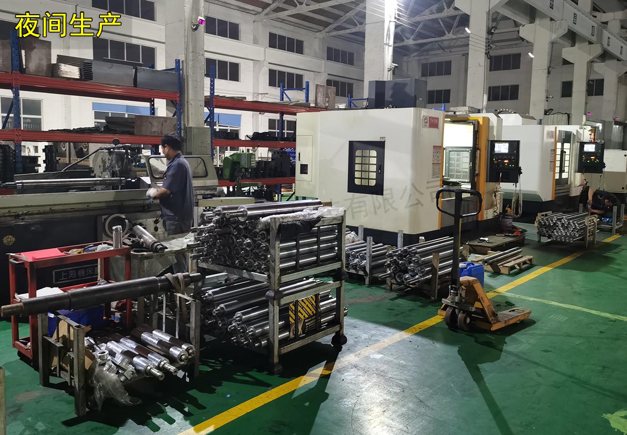 沖床送料機工廠夜間加班 沖床送料機工廠夜間加班