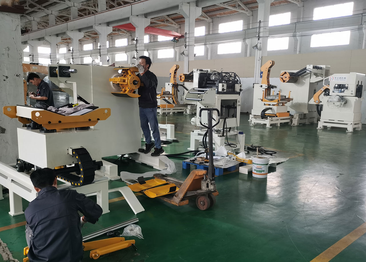 三合一送料機(jī)裝配現(xiàn)場